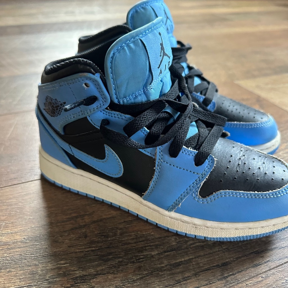 Boys Jordan 1 Retro High OG University Blue Black Size 4Y Sneakers - Picture 6 of 6